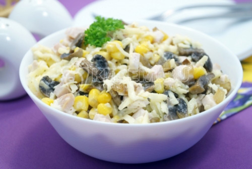 Постный салат с кальмарами, маринованными грибами и кукурузой