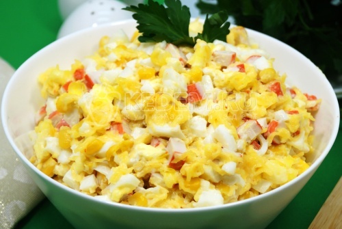 Салат с крабовыми палочками, сыром и яйцом