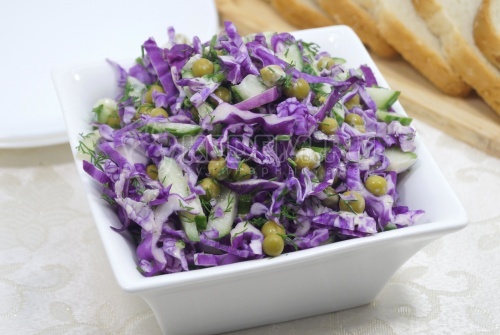 Салат с краснокочанной капустой и консервированным зеленым горошком