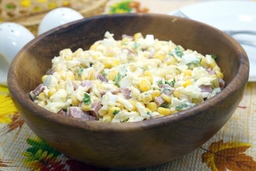 Салат с полукопченой колбасой и кукурузой