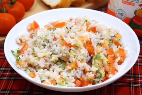 Салат с печеными баклажанами, рисом и овощами