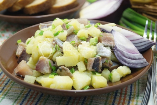 Салат с сельдью и картофелем Морская пучина
