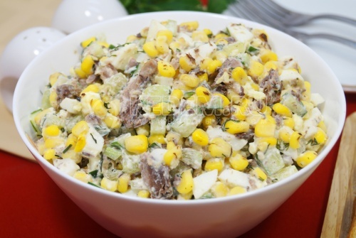 Салат с тунцом, огурцом, кукурузой и яйцами