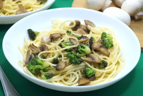 Спагетти с грибами и брокколи