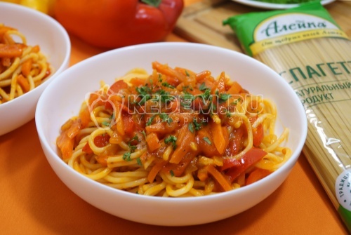 Спагетти с овощами в остром томатном соусе
