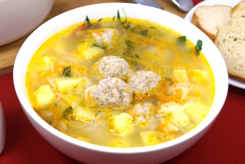 Суп с фрикадельками, вермишелью и картофелем