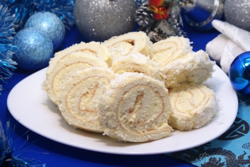 Бисквитный рулет с кремом и кокосовой стружкой