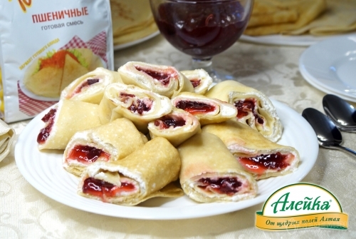 Блинчики с творожным кремом и брусничным джемом