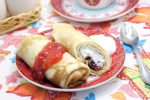Блины на сливках с творогом и клубничным джемом