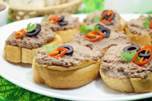 Бутерброды с паштетом из куриной печени
