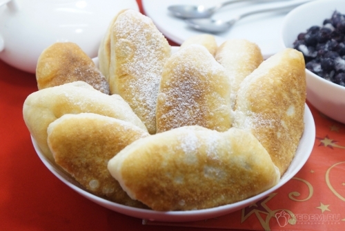 Жареные пирожки с ягодами на сковороде