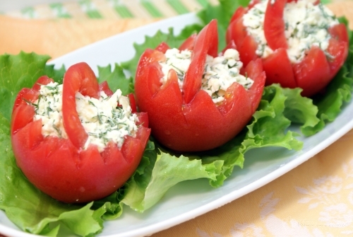 Корзинки из помидор с сырной начинкой