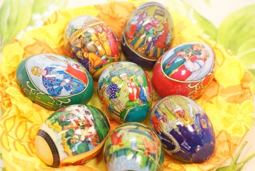Крашенные пасхальные яйца в термопленке с рисунком