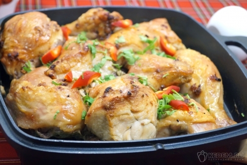 Курица кусочками в духовке с чесноком