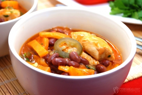 Курица тушеная с фасолью и овощами в томатном соусе