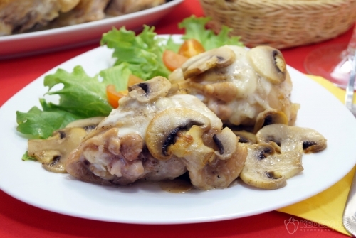 Куриные бедра в духовке с грибами