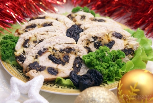 Куриный рулет с черносливом и сыром