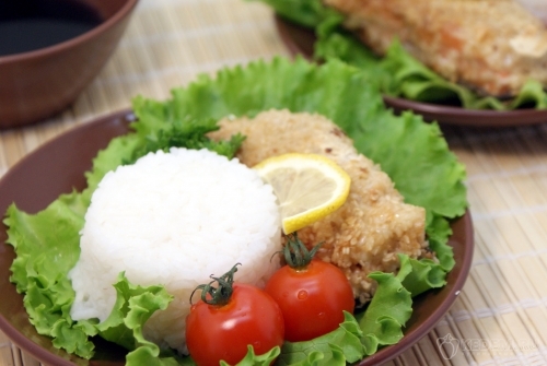 Кусочки жареной кеты в панировке из кунжута