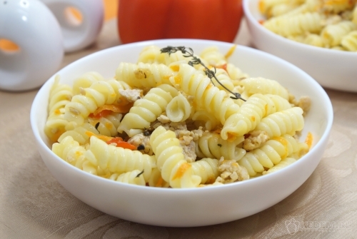 Макароны с куриным фаршем и овощами на сковороде