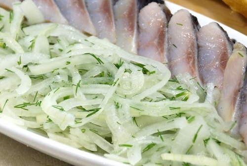 Маринованный лук к селедке без уксуса