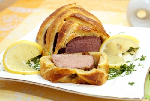Мясо запеченное в слоеном тесте