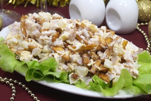Новогодний салат с ананасами, куриным филе и картофелем фри Ночь чудес