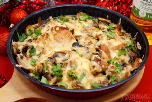 Отбивные с грибами и сыром в духовке