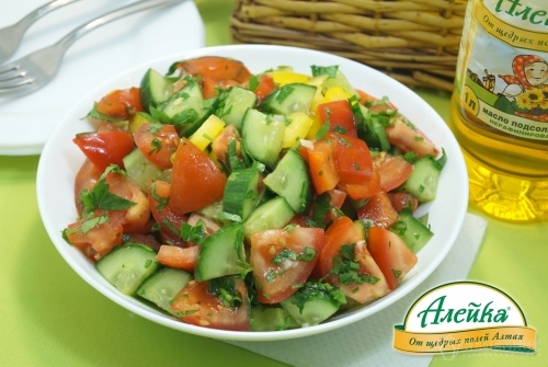 Овощной салат с чесночной заправкой на растительном масле
