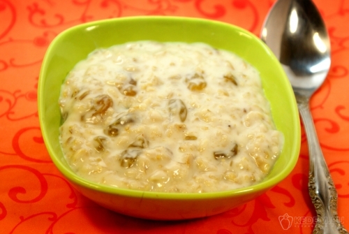 Овсяная каша с изюмом