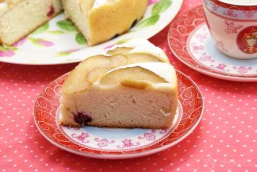 Пирог с яблоками и вишней в мультиварке