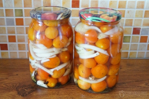 Помидоры с луком и маслом на зиму