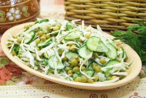 Постный салат с капустой и огурцом