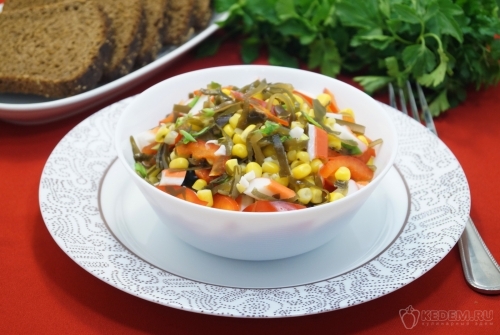 Постный салат с морской капустой и крабовыми палочками
