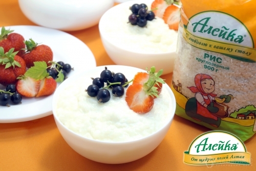 Рисовая каша на молоке с ягодами