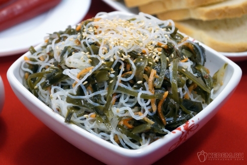 Салат из фунчозы с морской капустой