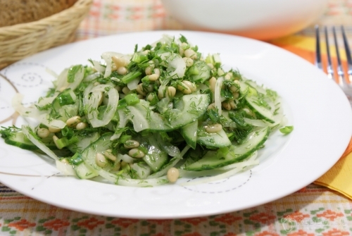 Салат из огурцов с кедровыми орешками
