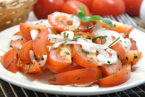 Салат из помидоров с луком и маслом