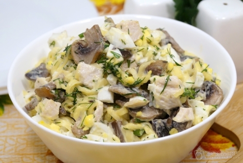 Салат с жареными шампиньонами, курицей и сыром