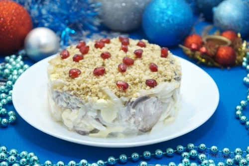 Салат с кальмарами и шампиньонами Зимний вечер
