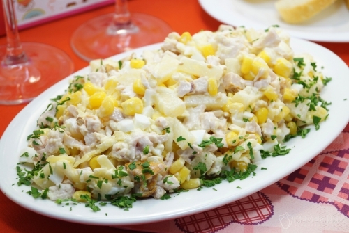 Салат с копченой курицей и ананасами Верона