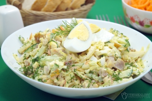 Салат с копченой курицей и пекинской капустой Лейси