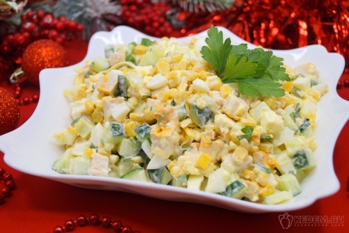 Салат с копченой курицей кукурузой и сыром