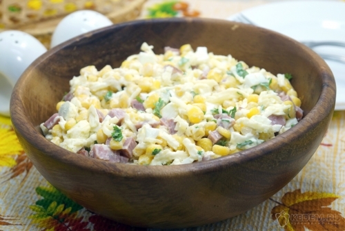 Салат с полукопченой колбасой и кукурузой