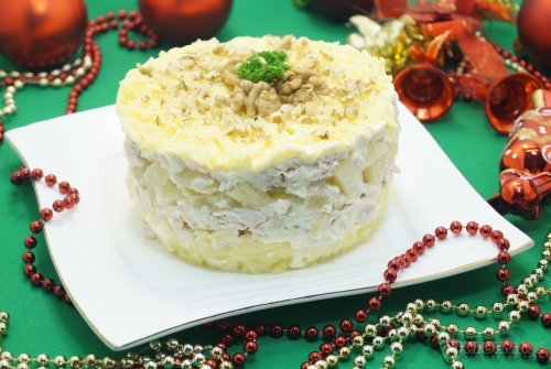 Салат с курицей и ананасами Снегопад