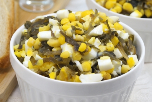 Салат с морской капустой, яйцом и кукурузой