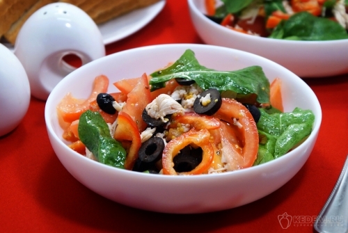 Салат с отварной курицей и свежими овощами