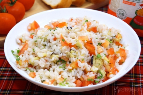 Салат с печеными баклажанами, рисом и овощами