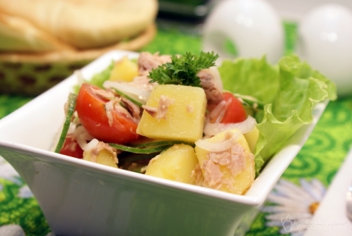 Салат с тунцом и маринованным луком