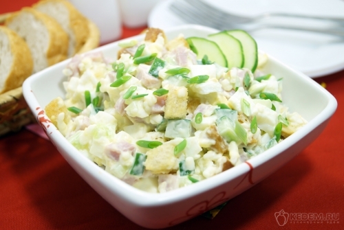 Салат с ветчиной и сухариками Версаль