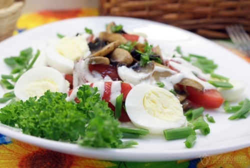 Салат с жареными шампиньонами